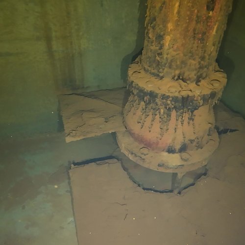 Sprinklertank-Inspektion: Betontank, 15 Jahre – Rohrschelle Flansch Ablagerungen Bodensicht Nahaufnahme